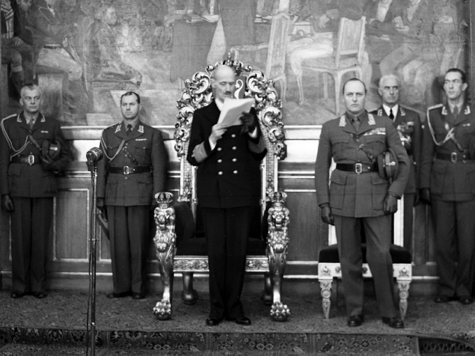 Kong Haakon leser Trontalen under Stortingets åpning i 1947. Foto: NTB / Scanpix